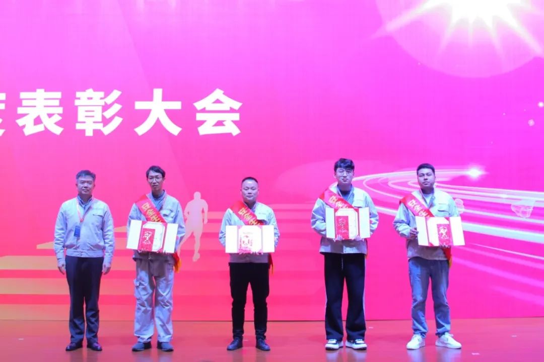 易利ezweb光电2023年度表扬大会盛大举行