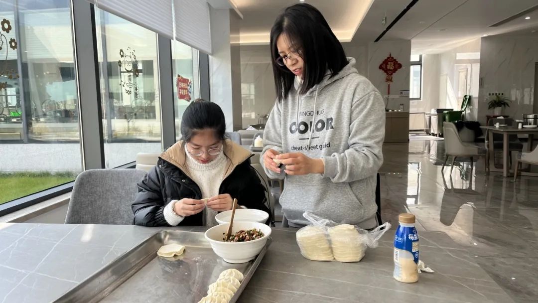 温暖迎春  共庆新年｜易利ezweb光电后勤包管在行动