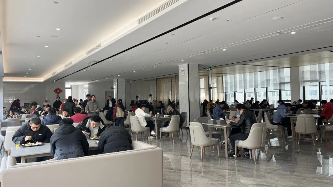 温暖迎春  共庆新年｜易利ezweb光电后勤包管在行动