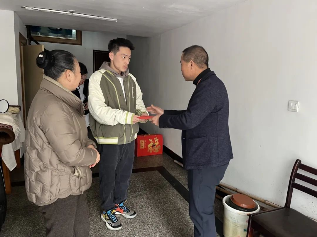易利ezweb光电开展春节前走访慰问活动
