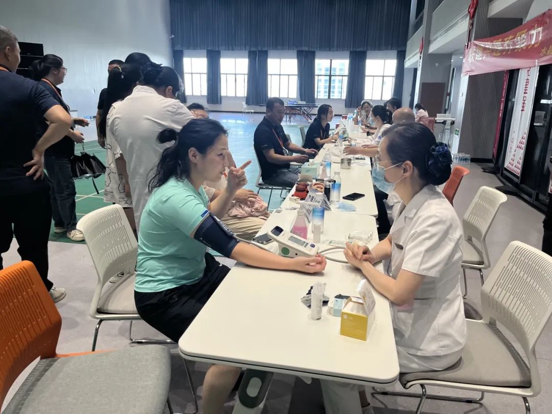 颂歌献给党 康健伴我行 | 易利ezweb光电党委与市立医院党委联合开展七一义诊活动