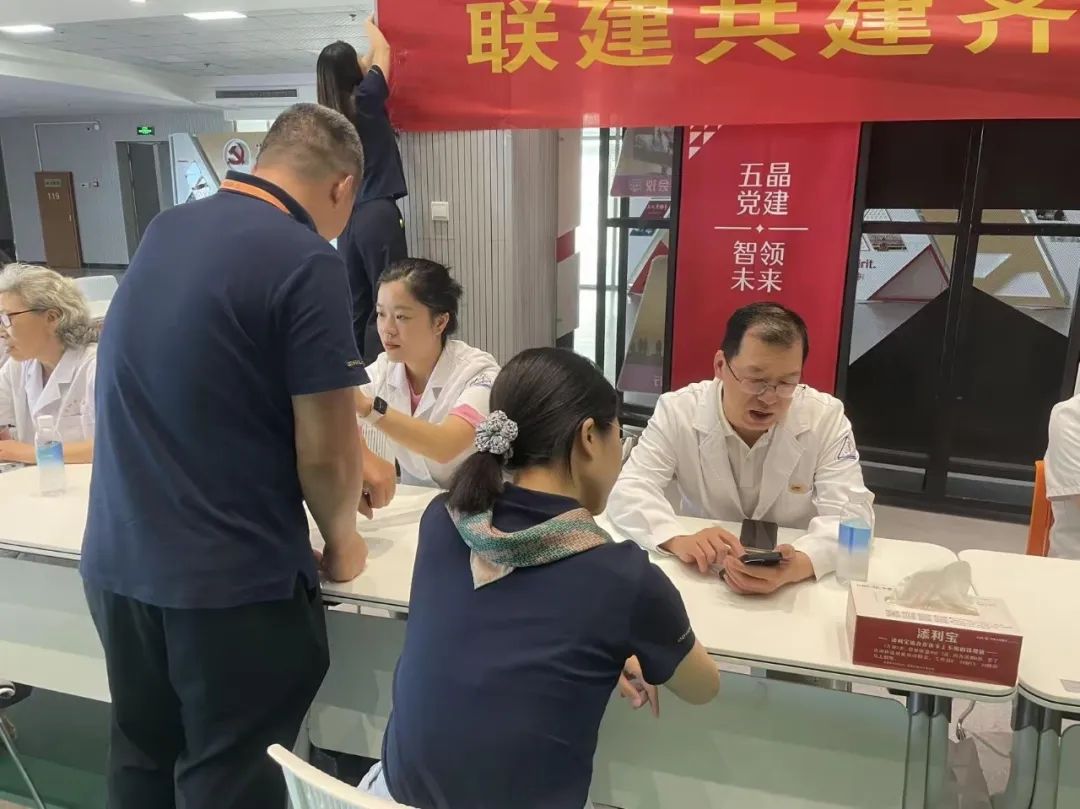 颂歌献给党 康健伴我行 | 易利ezweb光电党委与市立医院党委联合开展七一义诊活动