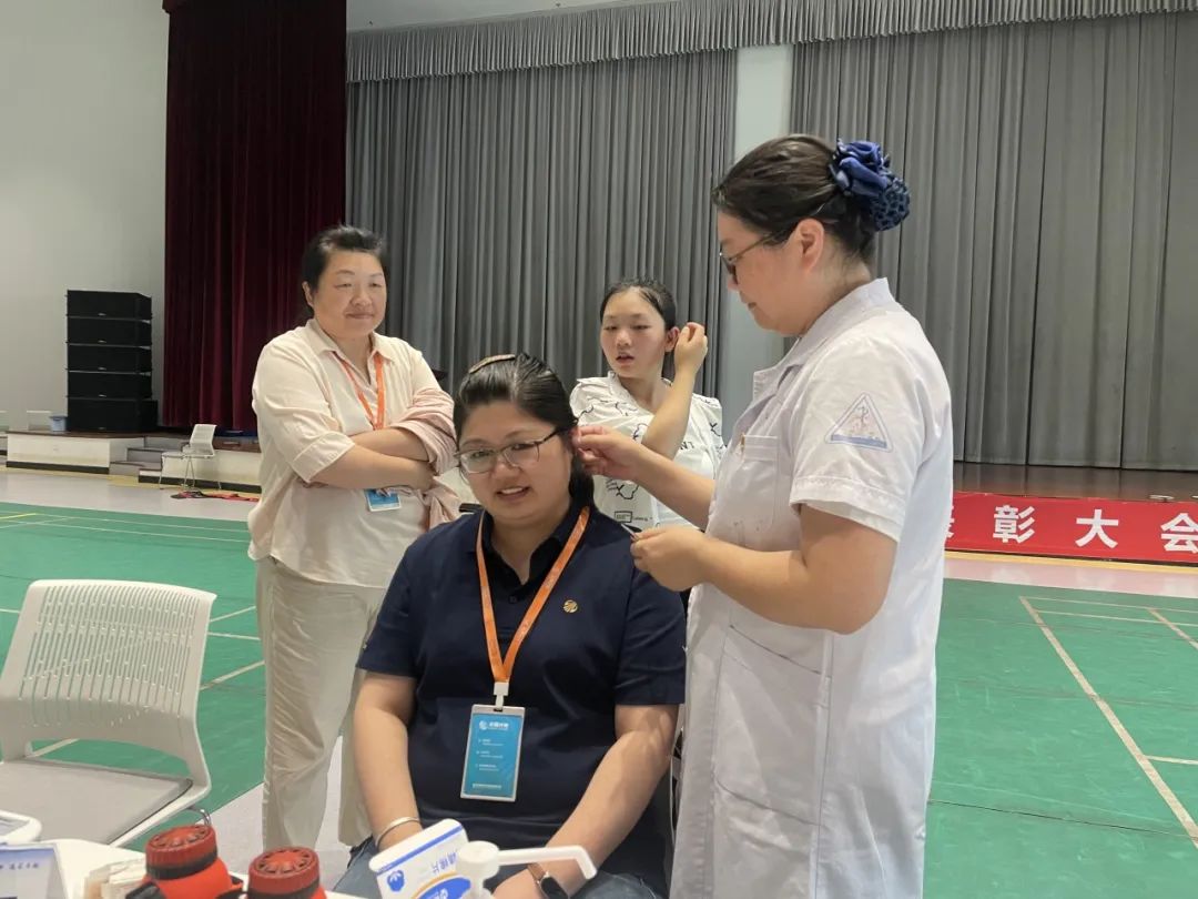 颂歌献给党 康健伴我行 | 易利ezweb光电党委与市立医院党委联合开展七一义诊活动